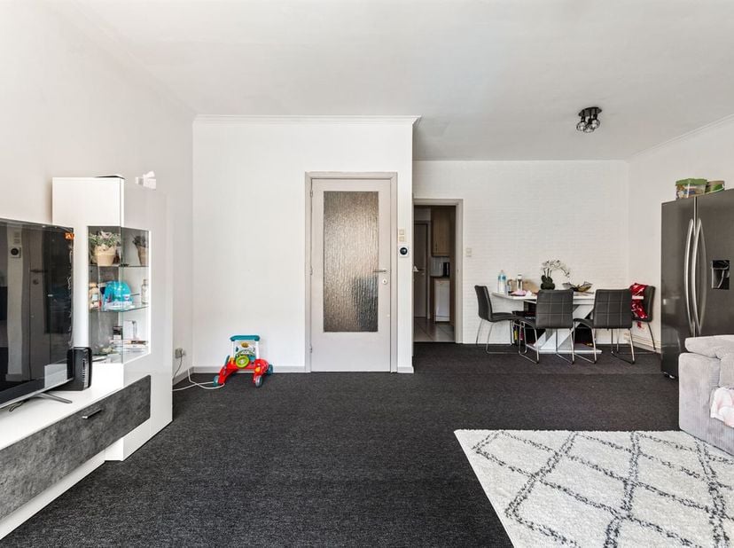 Extra troef: het appartement is momenteel verhuurd aan €800 per maand, wat het ook interessant maakt als investering. <br />
Ligging:<br />
Het appart