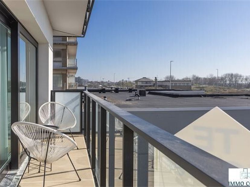 Appartement rénové et meublé avec vue sur mer latérale et vue sur les dunes.   Composition : hall d'entrée, living avec cuisine ouverte, salle de bain
