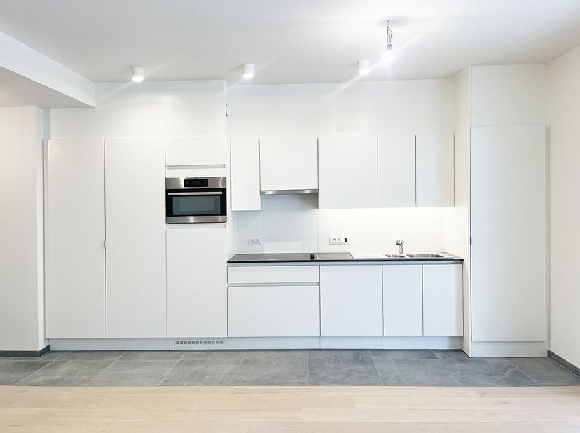 Te koop: verhuurde serviceflat in het centrum van Nieuwpoort. Dit instapklare appartement, gebouwd in 2019, biedt een eigentijdse woonbeleving met een