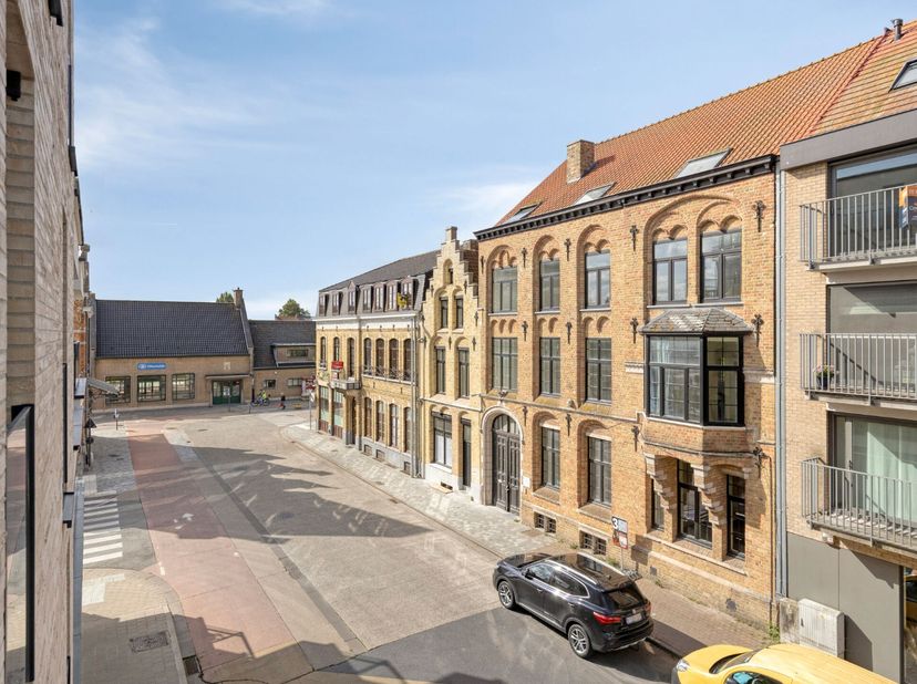 In het centrum van Diksmuide bevindt zich dit instapklare appartement met twee slaapkamers, gelegen op de tweede verdieping van residentie 'Patersvat'