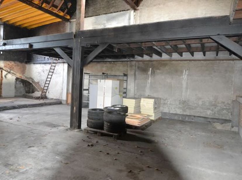 Pand, goed bereikbaar vlakbij de R8,  bestaande uit:<br />
* overdekte doorrit van 10 m2, vrije hoogte 2,75 m, sectionale poort.<br />
* aparte garage