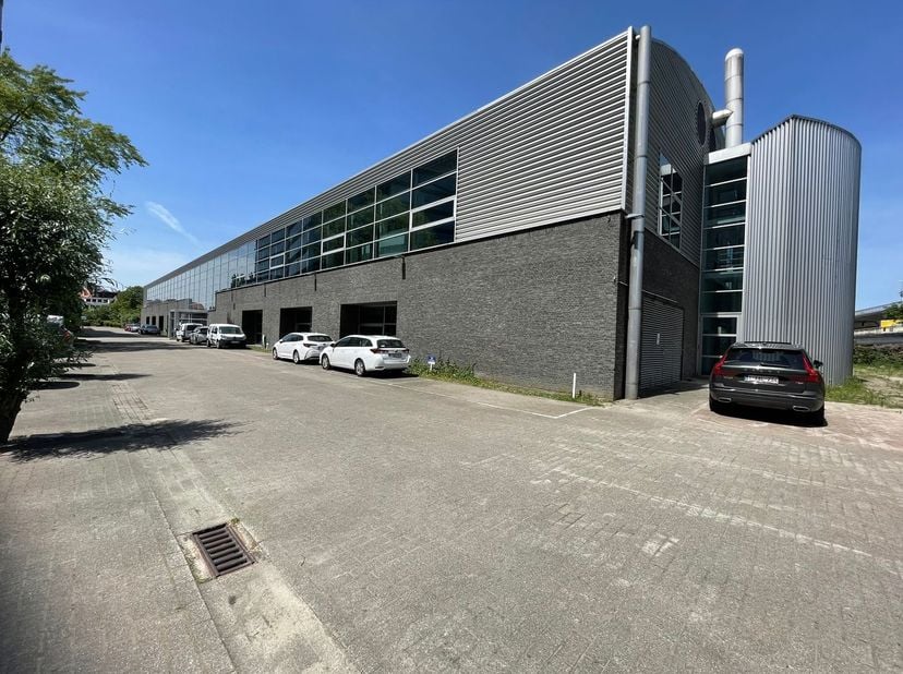 Magnifiek gelegen kantoorruimte van 815 m² te huur AAN afrit 1 (Ledeberg) van de E17 alsook vlak bij de Gentse stadsring (R40) en station Gent-Sint-Pi