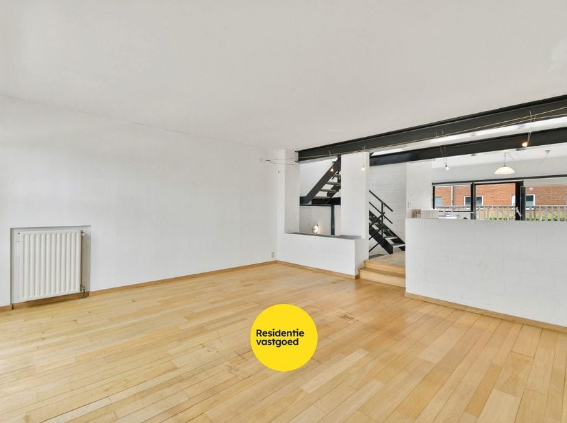 Deze ruime bel-etagewoning is centraal gelegen in het hart van Middelkerke en biedt een verrassende combinatie van ruimte, comfort en veelzijdigheid.