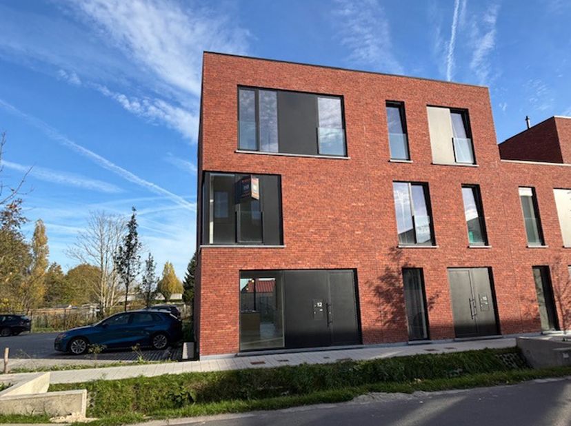 Ligging en omgeving<br />
Deze nieuwbouwwoning ligt in Mariakerke en is omringd met water, wandel en fietspaden en heeft een uiterst goede omsluiting,