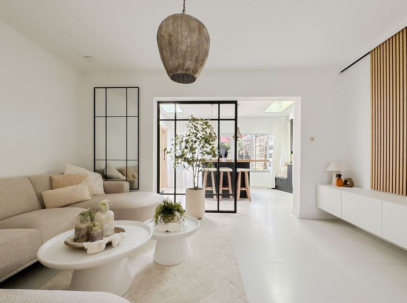 Van buiten bescheiden, van binnen een echte verrassing.<br />
<br />
Wie deze woning voor het eerst bezoekt, verwacht nooit zoveel licht, ruimte en af