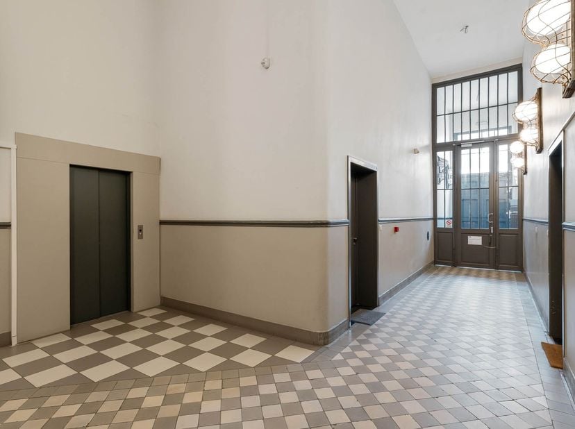 Dit instapklaar appartement is gelegen op de gelijkvloerse verdieping in de Residentie Jourdan, een knap loft-gebouw in het centrum van Leuven.&amp;nbsp;