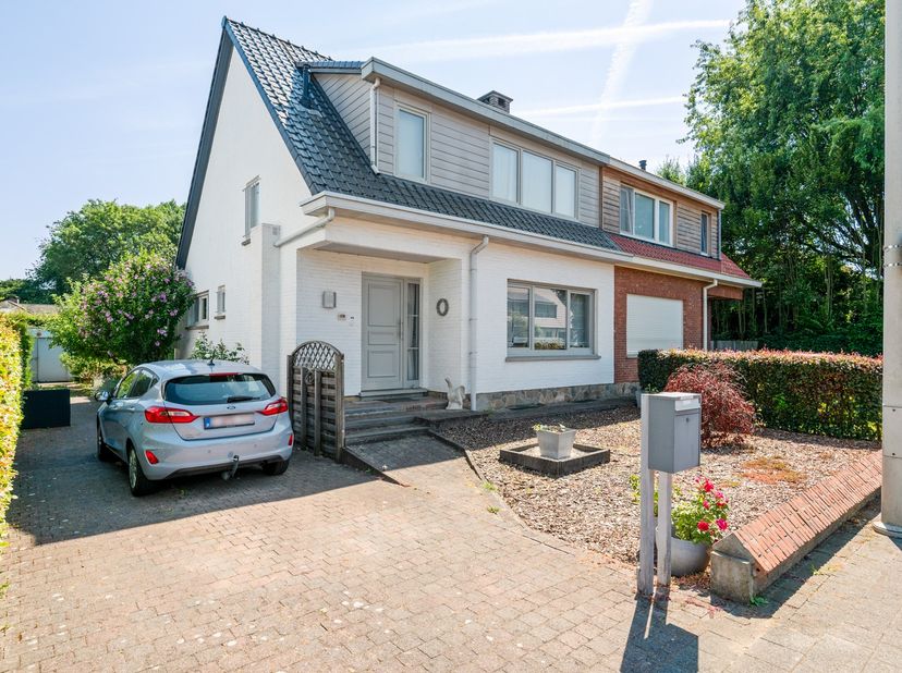 Deze goed onderhouden halfopen bebouwing is gelegen op een uitstekende locatie in Wijnegem en beschikt over een grondoppervlakte van 445 m². De woning