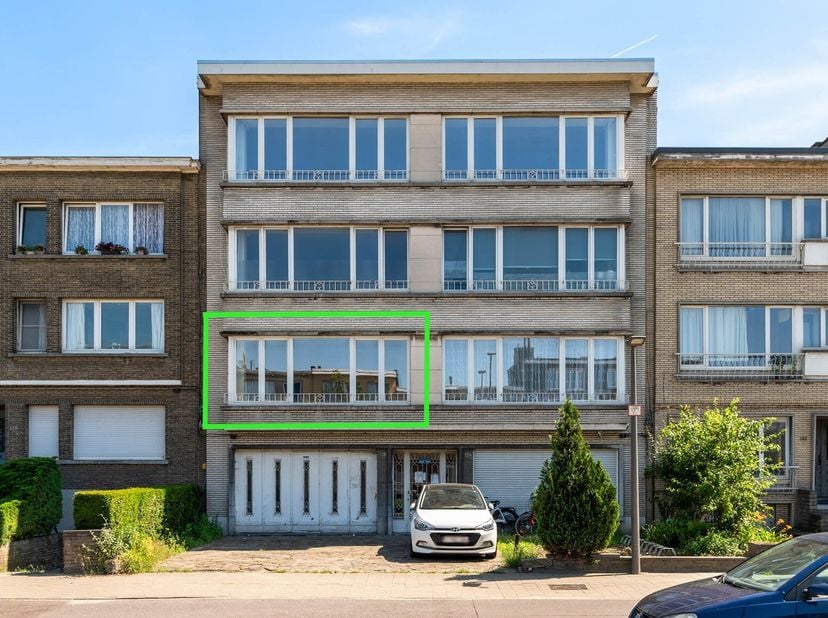 Bent u op zoek naar een appartement dat u volledig naar eigen smaak kunt opfrissen? Dan is dit eigendom zeker een bezoek waard. Dankzij de praktische