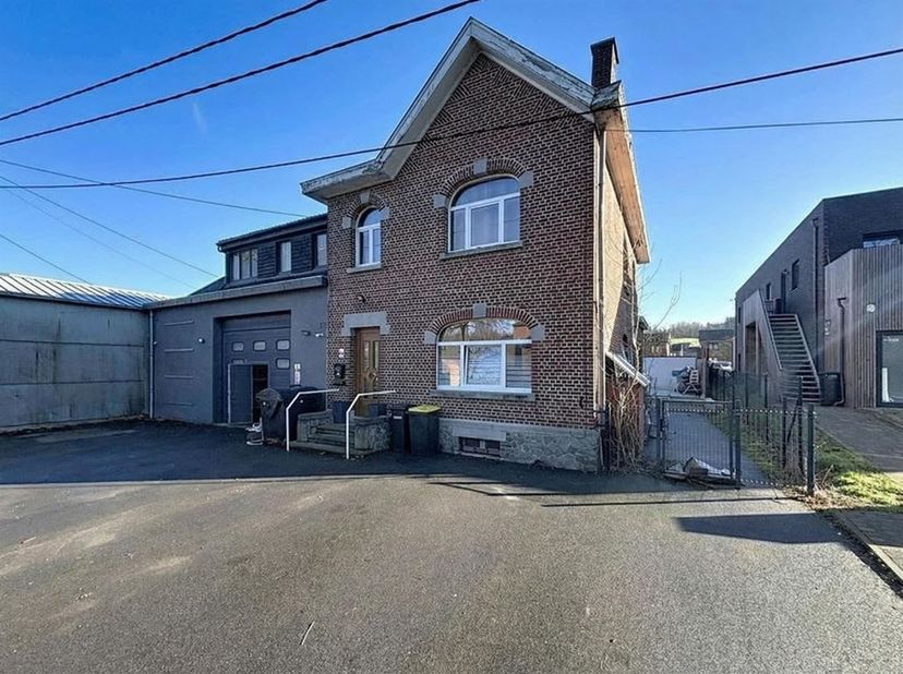 Jolie maison située à Couvin !!!<br />
Le bien est composé comme suit : hall d'entrée, living, cuisine, bureau, 3 chambres, dressing, salle de bain, w