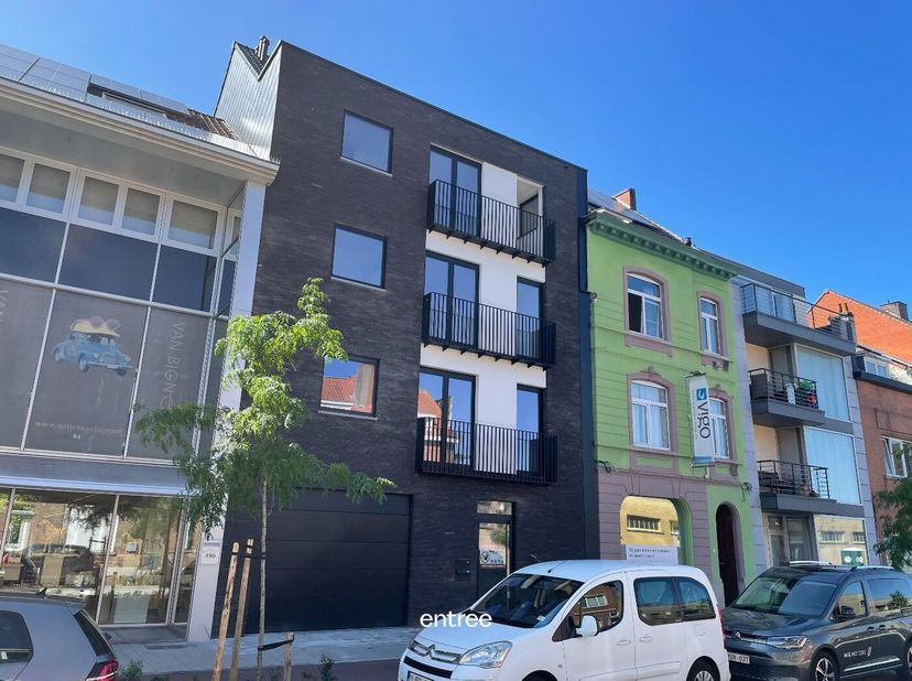 Op een uitstekende locatie vlak bij UZ Gent bevindt zich dit ruime en stijlvolle duplexappartement. De combinatie van een moderne architectuur, een ho