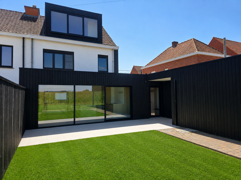 Volledig gerenoveerde woning met luxueuze afwerking, EPC A en aluminium ramen<br />
Exclusief wonen in Sint-Baafs-Vijve: een uitzonderlijke, ruime won