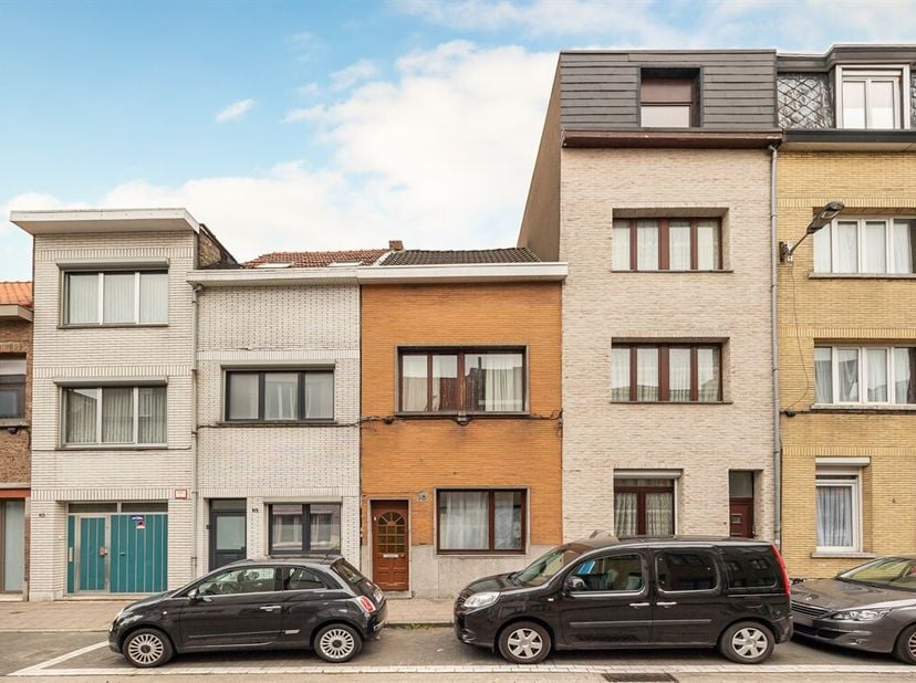 Deze woning, gelegen in de Veldstraat te 2060 Antwerpen, bevindt zich in een opkomende buurt vlak bij het Stuivenbergplein.<br />
Met een bebouwde opp