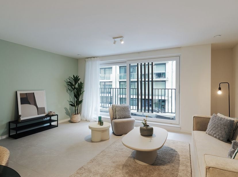 Ontdek dit stijlvol appartement op de derde verdieping, waar comfort en energiezuinig wonen hand in hand gaan. De lichtrijke leefruimte met open keuke
