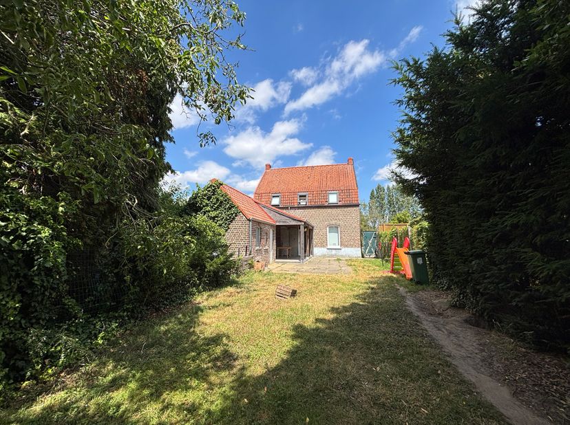 Een alleenstaande, gezellige woning op een rustige ligging met zicht op het Kluisbos. Binnenin is het genieten van authentieke elementen zoals de vint