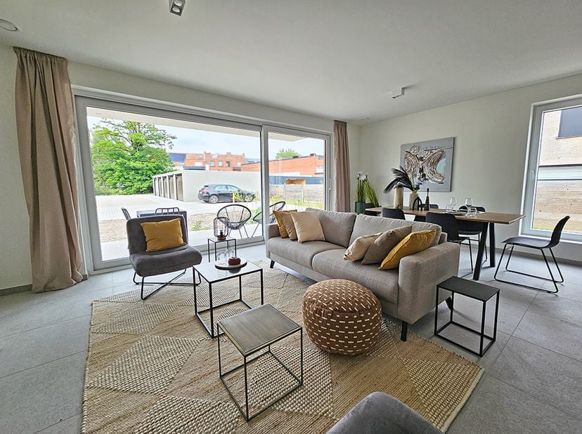 Découvrez cet appartement rez-de-chaussée prêt à emménager avec 2 chambres, où confort et durabilité sont au cœur de la conception. Le séjour lumineux