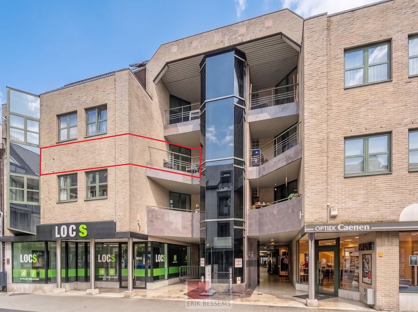 Charmant appartement met 2 slaapkamers van circa 140 m² gelegen in het centrum van Lanaken. Dit appartement beschikt over een ruime leefruimte, keuken