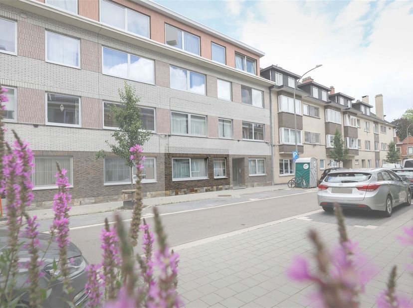 Gunstig gelegen gelijkvloers appartement met 2 slaapkamers én ruim zonnig terras<br />
<br />
Omgeving:<br />
+ Rustig en centraal gelegen<br />
+