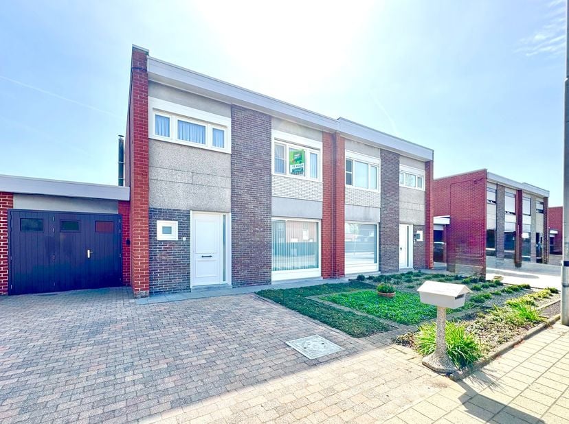Degelijke goed onderhouden woning op comfortabele locatie nabij alles wat men nodig heeft aan winkels alsook openbaar vervoer en oprit naar autostrade