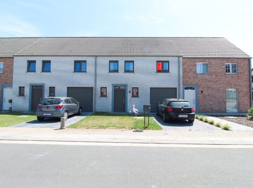Schitterende moderne woning te huur gelegen langs de Klaproosstraat nabij centrum Roeselare.<br />
Deze woning beschikt over alle nodige hedendaagse c