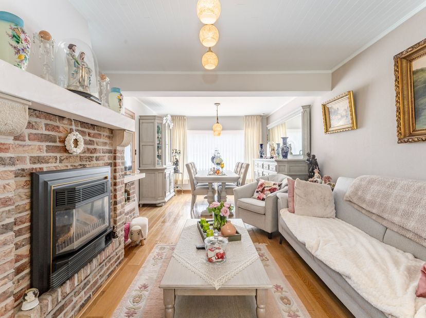 In de Firmin Deprezstraat, op een boogscheut van het centrum van Kortemark, bevindt zich deze verzorgde woning met praktische bijgebouwen en een prach
