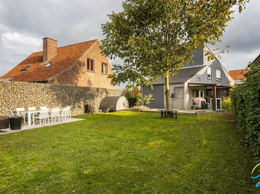Te koop te Zele! <br />
Ontdek deze charmante en instapklare woning, rustig gelegen in Zele, op korte afstand van winkels, scholen en openbaar vervoer