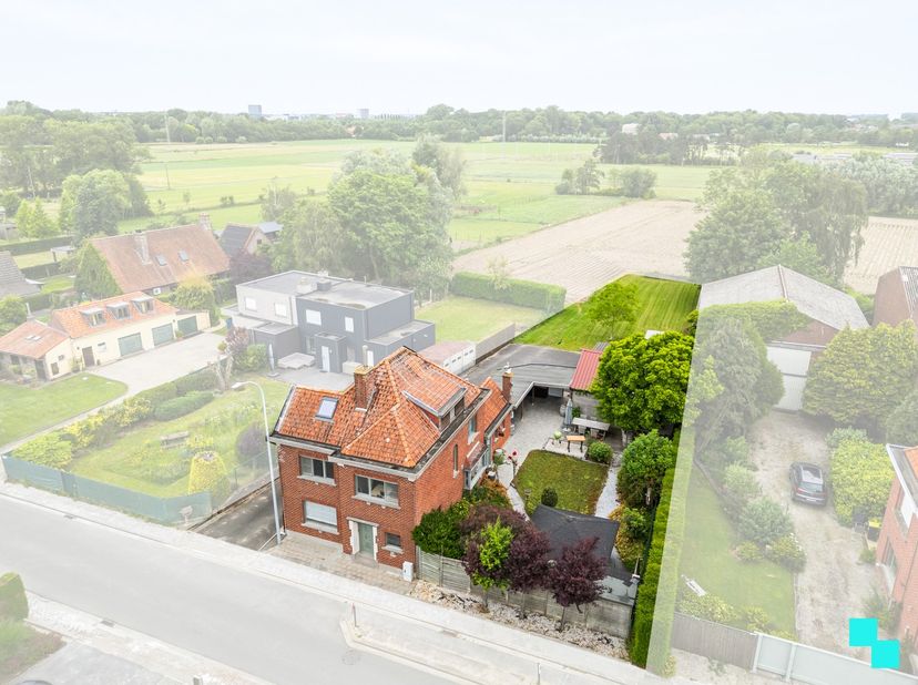 Deze instapklare gezinswoning onderging in 2001 een grondige renovatie. Gelegen op een perceel van maar liefst 1.233 m², geniet deze eigendom van een