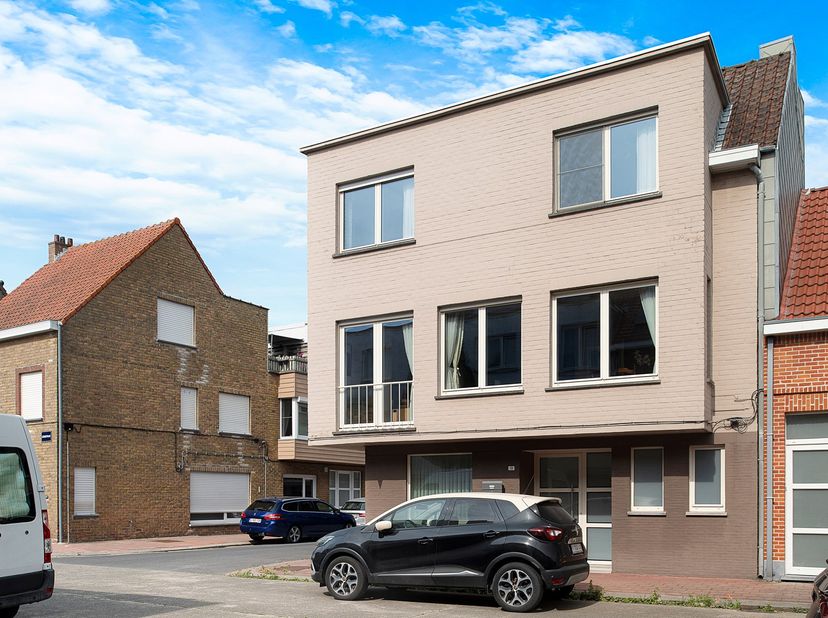 Op een rustige, centrale ligging in het centrum van Heist-aan-Zee bevindt zich deze perfect onderhouden hoekwoning. Uitstekend gelegen in de nabijheid