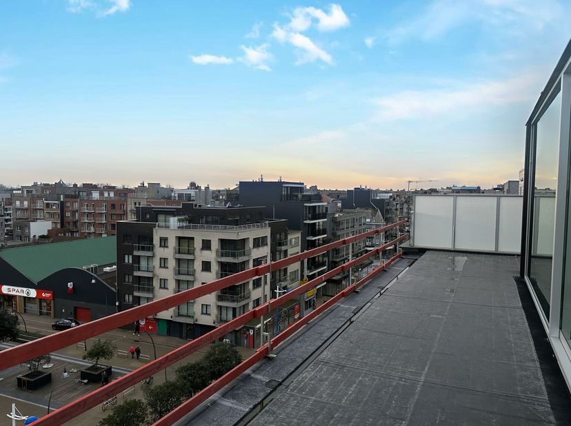 In de nieuwbouwresidentie Coxy-Dunes vinden we deze penthouse (81,52m²) met ruime terrassen (58,4m²) terug.  Residentie Coxy-Dunes is gelegen op een u