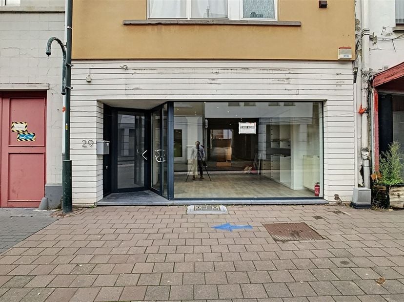 Rez-de-chaussée commercial (a louer comme POP-UP) très bien situé dans un emplacement privilégié dans la rue commerçante de Tervuren!<br />
<br />
B