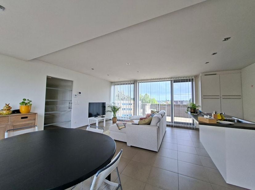 Dit appartement op de 3de verdieping heeft een  bewoonbare oppervlakte van +/- 100m² (volgens EPC) en bestaat uit 2 slaapkamers, ingerichte keuken en