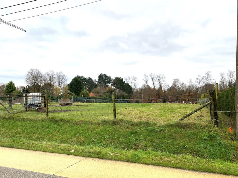 Prachtige bouwgrond van 2760m² <br />
<br />
Deze bouwgrond met een royale oppervlakte van maar liefst 2760 m² (cfr. opmetingsplan) biedt u de perfe