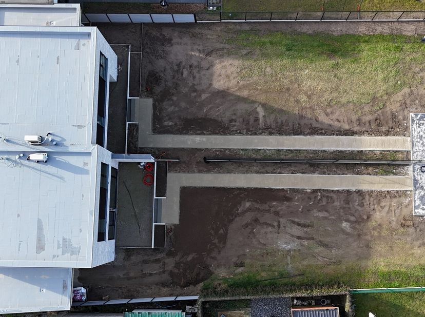 Op zoek naar een ruime, energiezuinige en hoogwaardig afgewerkte nieuwbouwwoning op een uitstekende ligging?<br />
Dan is deze exclusieve gezinswoning