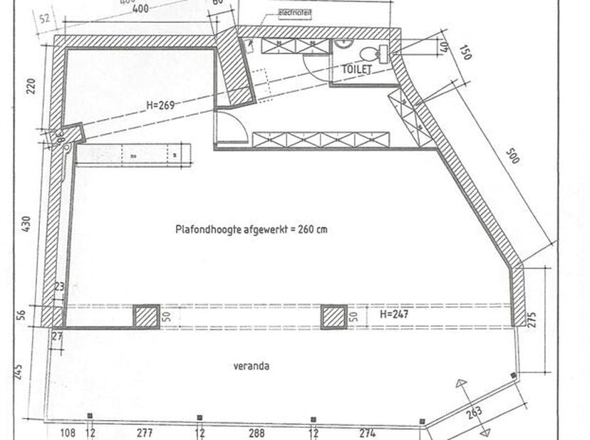 Ruime handelsgelijkvloers te huur in het hartje van Lommel.<br />
Ligging: <br />
Zeer gunstige locatie die geniet van veel passage in het centrum van