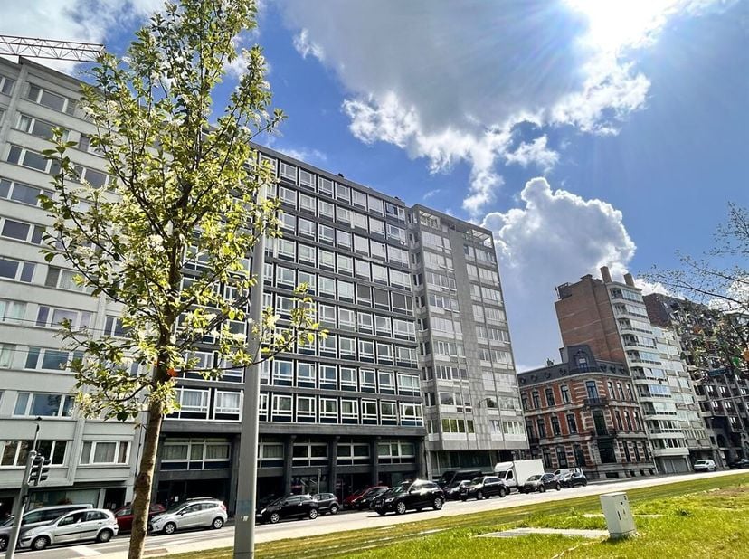 OPPORTUNITE HYPERCENTRE -  Situé sur l'Avenue Rogier, au coeur de Liège, à quelques mètres à pied du centre-ville, de ses commerces et de ses écoles,