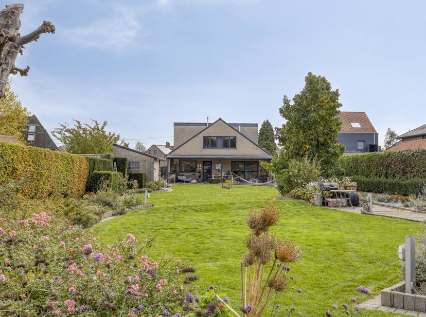 Zeer ruime villa en instapklare villa (2002 - 415 m²) met 5 kamers, 2 badkamers, dressing, garage, kelder met ontspanningsruimte, terras met pergola e