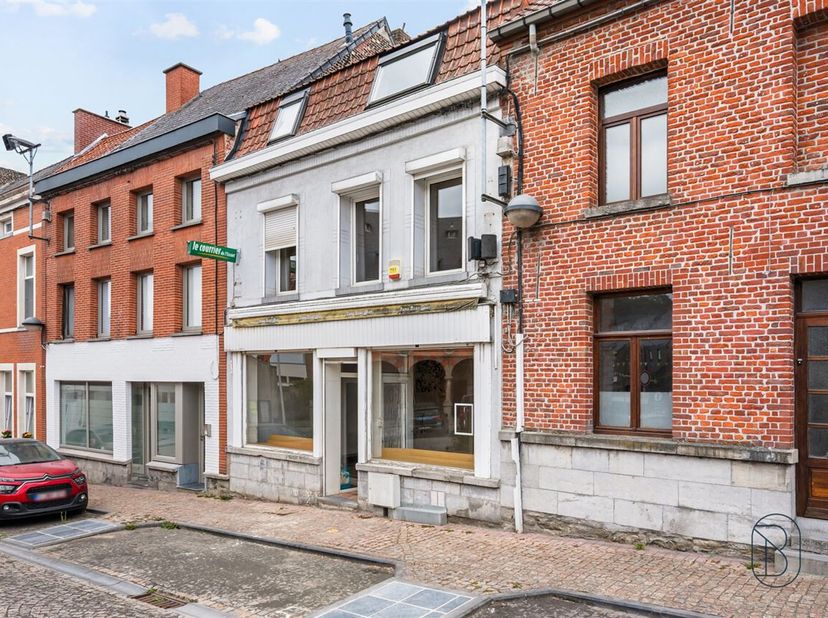 Parfaitement située sur l'une des places principales du village d'Antoing, cette surface commerciale avec partie habitation, à rénover totalement, off