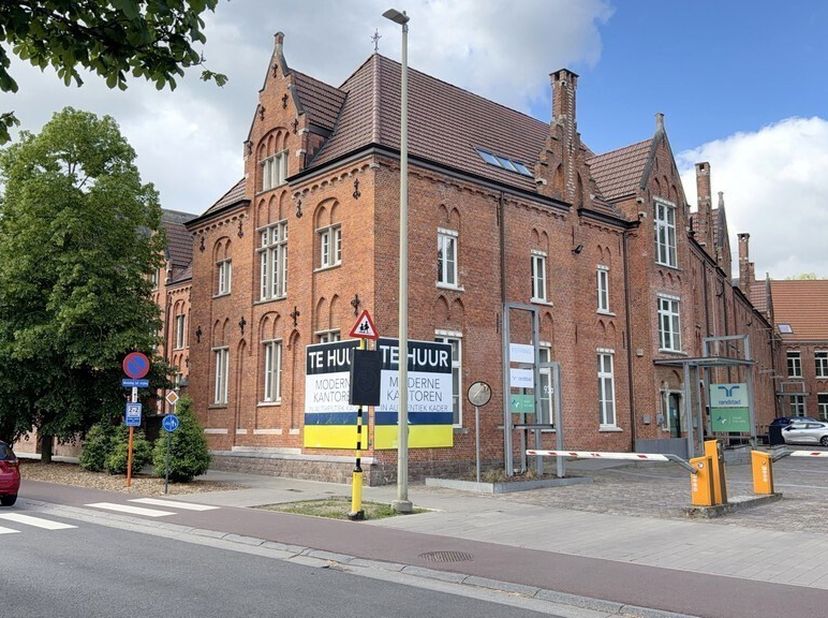 130m² de bureaux au rez-de-chaussée du bâtiment A de l'ancien couvent des Capucins<br />
Emplacement : situé au calme près du Patersbos et de la N9, f