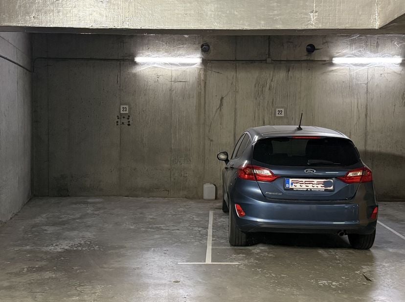 Autostaanplaats in de Badderijstraat in residentie Waerdenhof (tussen het Dusartplein en de winkelstraat). Achterzijde Meldertstraat.<br />
<br />
Aut