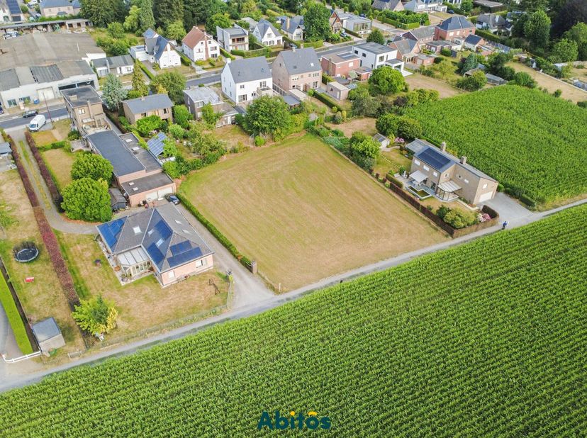Op een rustige locatie in Landegem bevindt zich dit uitzonderlijk ruime perceel bouwgrond met een oppervlakte van 1.960 m² en een straatbreedte van ma
