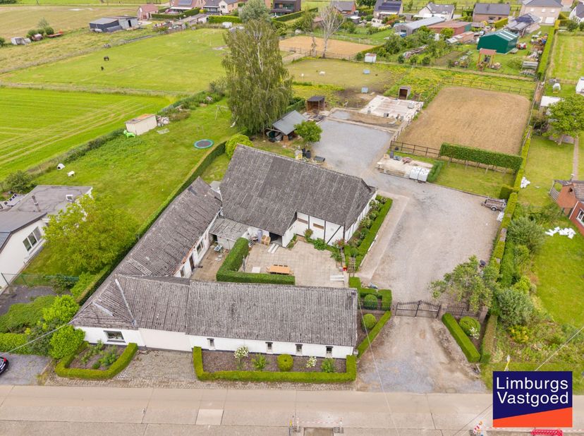 Authentieke hoeve op een perceel van ong. 47a te Sint-Lambrechts-Herk, gekend als voormalig  brasserie 'De Bourgondiër'. Het oude woonhuis ligt langs
