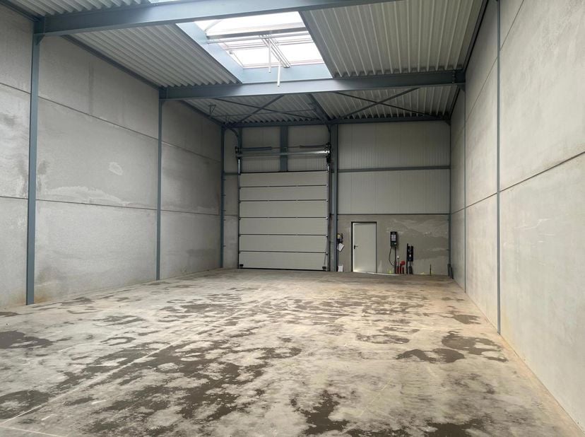 Modern magazijn 200m² te Ranst.<br />
3 parkeerplaatsen <br />
Volledig instapklaar.