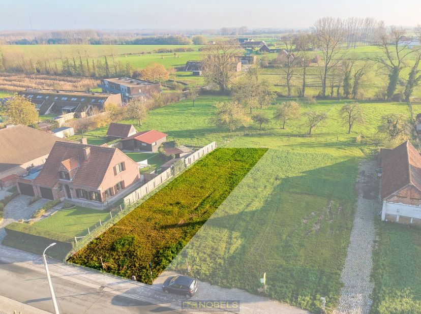 AANTREKKELIJKE BOUWGROND (438M²) met WEIDS UITZICHT OVER DE LANDELIJKE OMGEVING&amp;nbsp; in Gooik. De PERCEELSBREEDTE VAN ONGEVEER 10 METER aan de straat