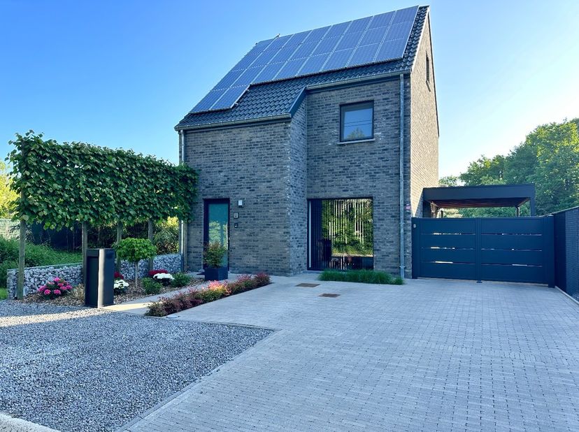 Welkom op Bosstraat 1A. Deze woning is gelegen op een geliefde en rustige locatie nabij het centrum van As bevindt zich deze verzorgde en instapklare