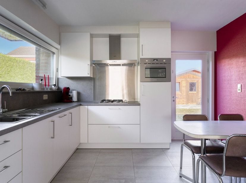 In de Regentlaan in Staden, treffen we deze gerenoveerde en instapklare bungalow op een rustige locatie, in een doodlopende straat doch op wandelafsta