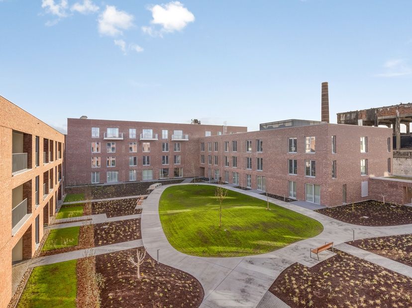Dit instapklare nieuwbouw appartement is gelegen in het gebouw Henri van het woonproject Saffrou in Oudenaarde. Het is gelegen op het gelijkvloers en