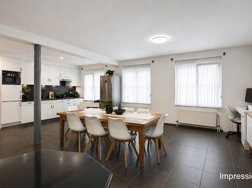 Dit instapklare appartement, gelegen op de gelijkvloerse verdieping van een goed onderhouden appartementencomplex nabij het levendige centrum van Lint