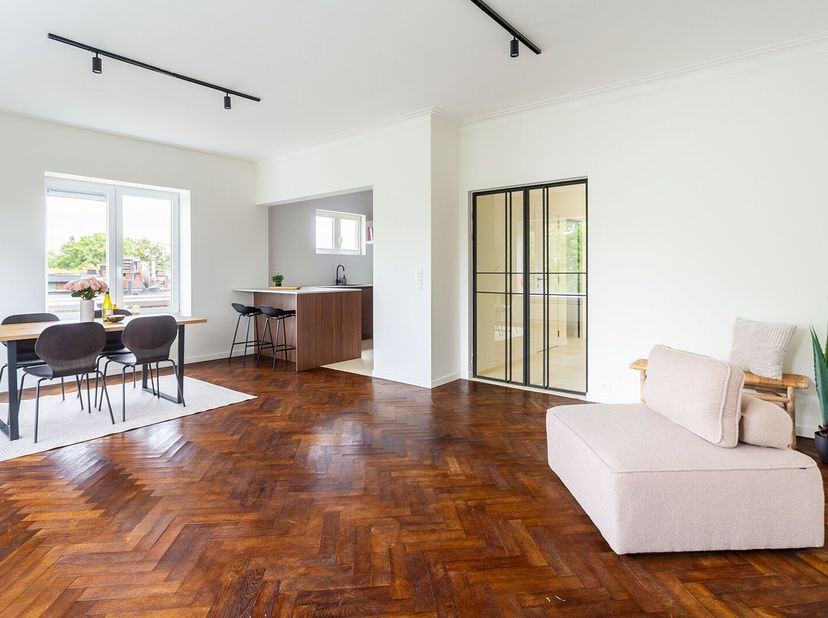 Bent u op zoek naar de perfecte combinatie van wonen nabij de stad en toch in een groene omgeving? Dan zal dit recent gerenoveerde appartement (2026)