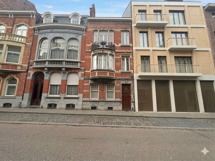 Bent u op zoek naar een rustige, kwalitatieve woonplek in de bruisende kern van Leuven? Dit prachtig onderhouden dakappartement in de gegeerde Koning