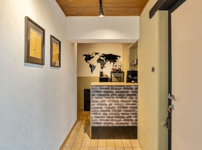 Deze vrijstaande split-levelwoning van 166 m² biedt aangename leefruimtes, veel lichtinval en een praktische indeling. De professionele keuken vormt e