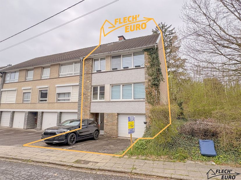Découvrez cette propriété située à Verviers, présentant un fort potentiel dinvestissement. Elle se compose de deux appartements identiques, chacun com